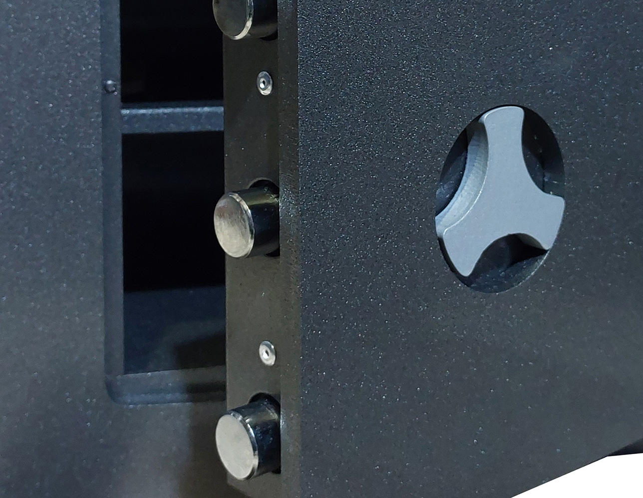 Встраиваемый сейф Safetronics STR28E